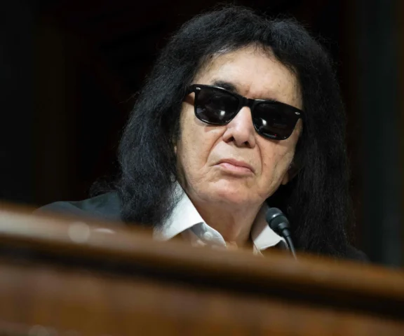Gene Simmons nazwał kolegów po fachu idiotami. Sam wcześniej stał pod tablicą