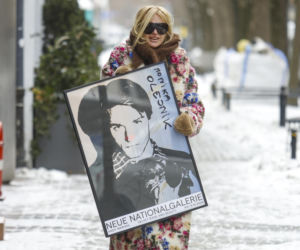 Monika Olejnik jak babooshka pod studiem TVN! Kwiaty, chusta i… plakat Warhola za fortunę