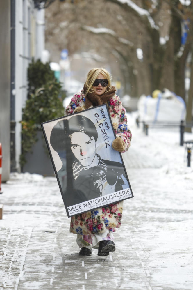 Monika Olejnik jak "babooshka" pod studiem TVN! Kwiaty, chusta i… plakat Warhola za fortunę