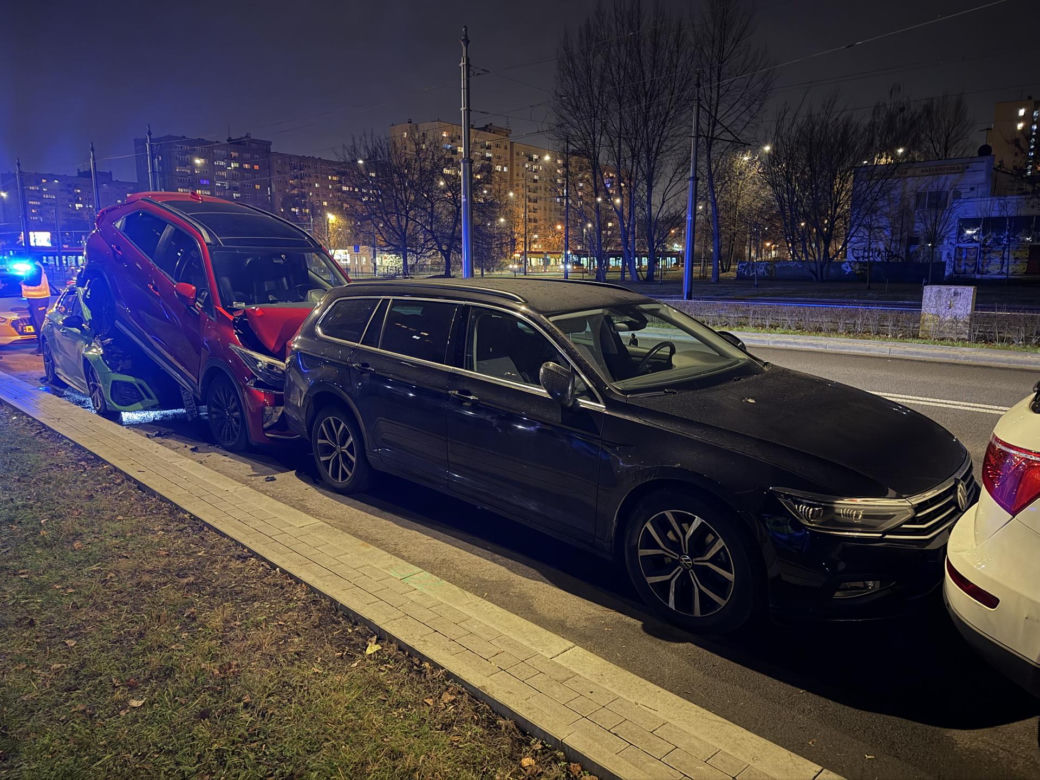 Bielany - sportowe Audi wjechało w zaparkowane auta
