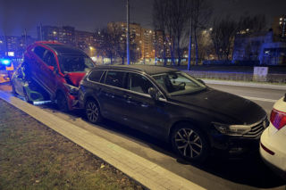 Bielany - sportowe Audi wjechało w zaparkowane auta