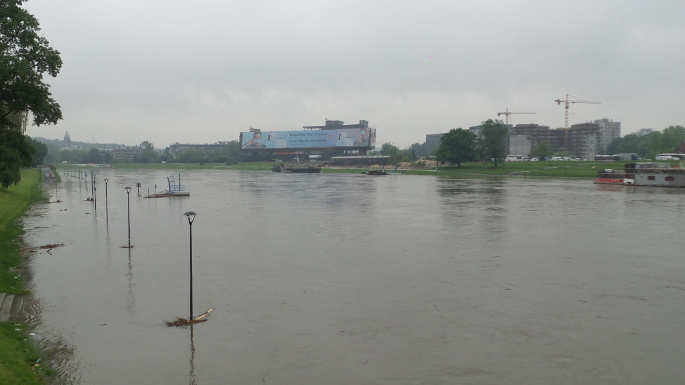 Powódź w Krakowie 24.05.2019: Fala kulminacyjna na Wiśle: zalane bulwary, "okropny widok"