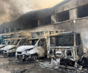 Potężny pożar magazynu w Gdyni. Ogień zaczął trawić zaparkowane samochody