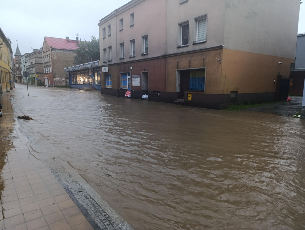 Zagrożenie powodziowe. Głuchołazy. Woda przelała się przez wały. Zalewa miasto