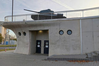 Parkingostatek z czołgiem na dziobie miał być wizytówką Ścinawy. No i w pewnym sensie nią został