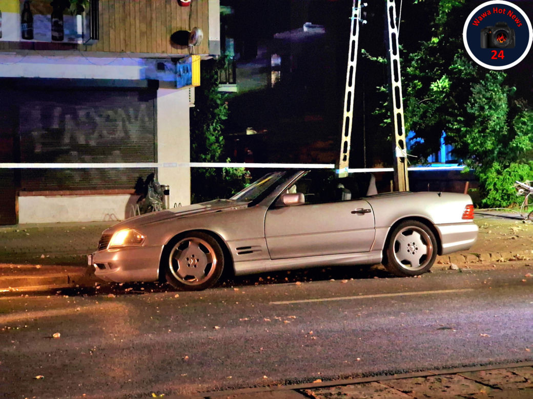 Drogowy horror w Kobyłce. Rozwalili kabriolet na słupie. Dwie osoby nie żyją