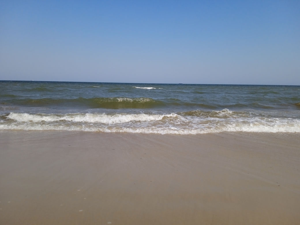 Mieszkańcy korzystają ze słonecznej pogody. Na plaży w Jelitkowie widać już pierwszych spacerowiczów!