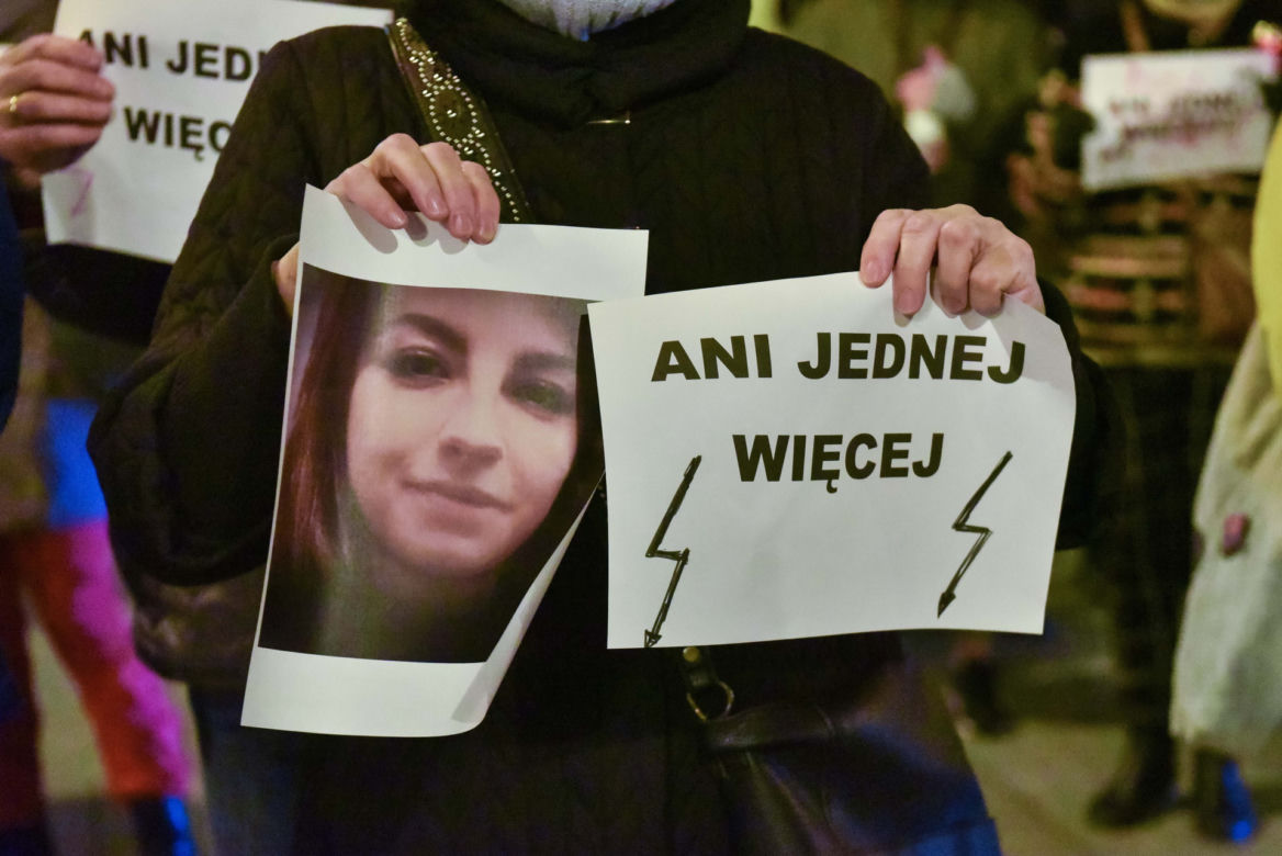 Tłumy mieszkańców Torunia na pikiecie upamiętniającej śmierć Izy z Pszczyny. Na proteście pojawił się Leszek Balcerowicz