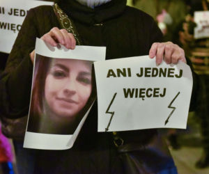 Tłumy mieszkańców Torunia na pikiecie upamiętniającej śmierć Izy z Pszczyny. Na proteście pojawił się Leszek Balcerowicz