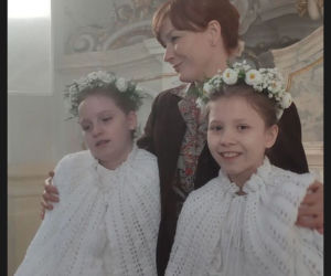 Stulecie Winnych 4 sezon na planie. Mania (Magdalena Walach), Julia (Nadia Głazińska), Ula (Sabina Bendarz)