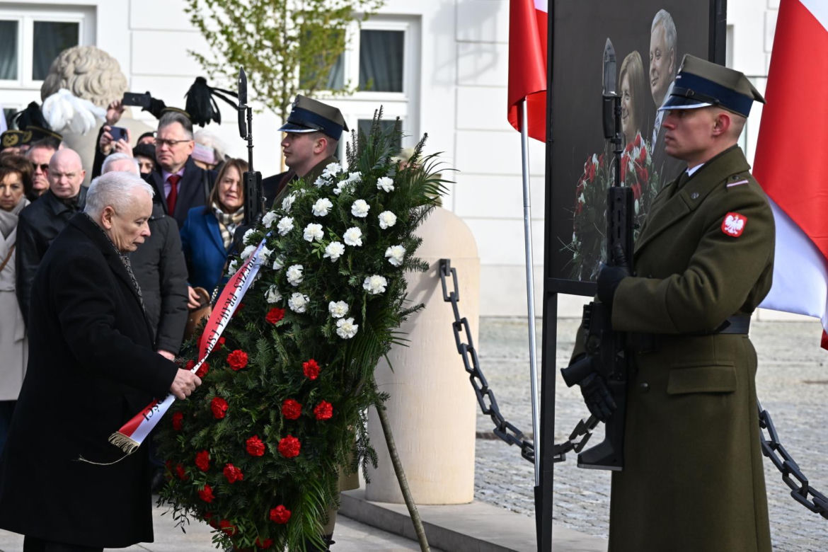 Prezes PiS Jarosław Kaczyński podczas Apelu Poległych przed Pałacem Prezydenckim w Warszawie