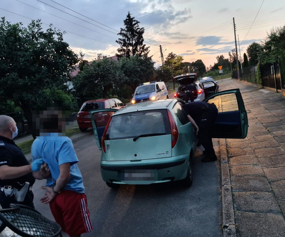 Zduńska Wola. Pędził ulicami miasta, próbując zgubić radiowóz. Poszedł prosto ZA KRATKI
