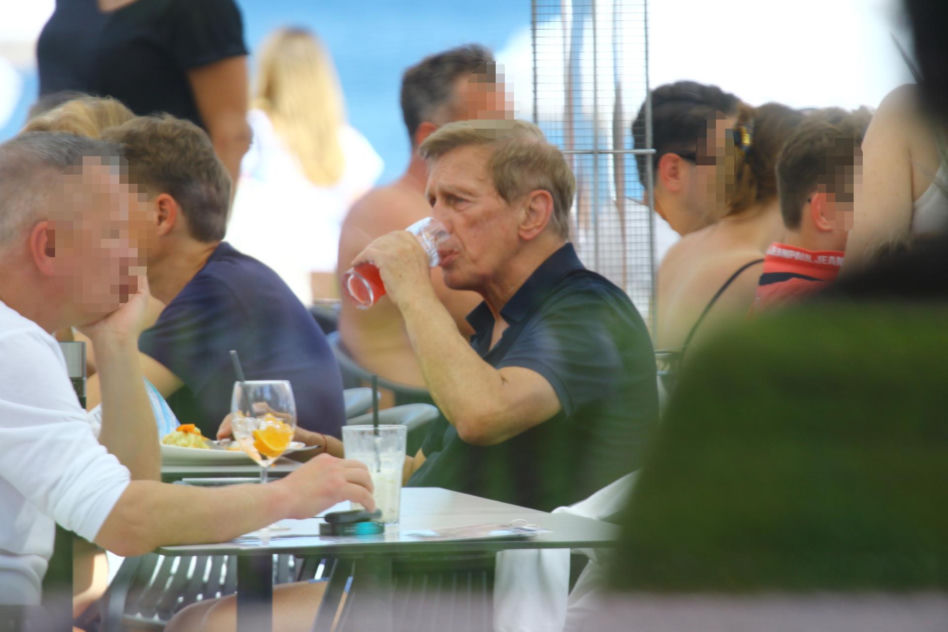 Jan Englert w Sopocie wystawił klatę do słońca