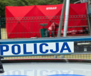 Makabryczne odkrycie na placu zabaw pod Warszawą. Ciało mężczyzny na zjeżdżalni