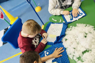 Szyją charytatywne misie w Spinakerze