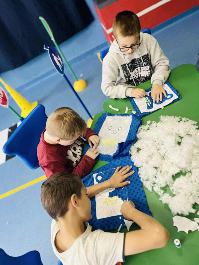 Szyją charytatywne misie w Spinakerze