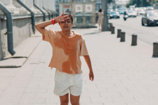 Nadchodzi lato stulecia, a wraz z nim rośnie ryzyko dla zdrowia. Te objawy powinny zaniepokoić