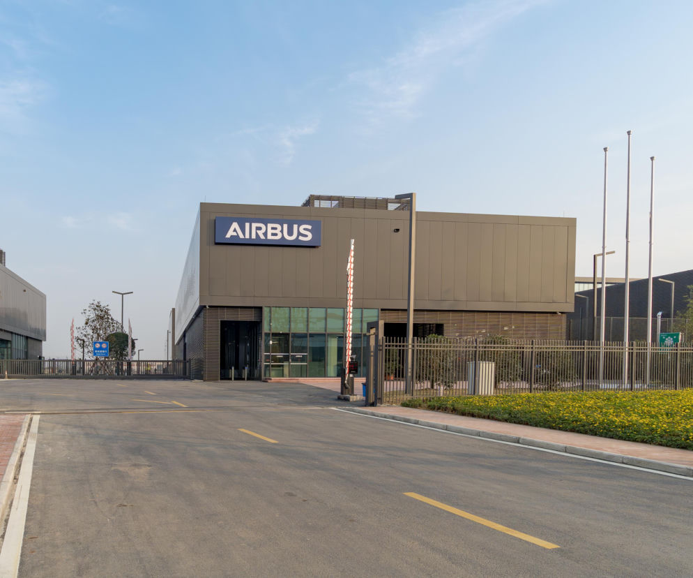 Nowoczesny budynek z dużym logo Airbus. O nowym centrum inżynieryjnym w Krakowie przeczytasz na SE.