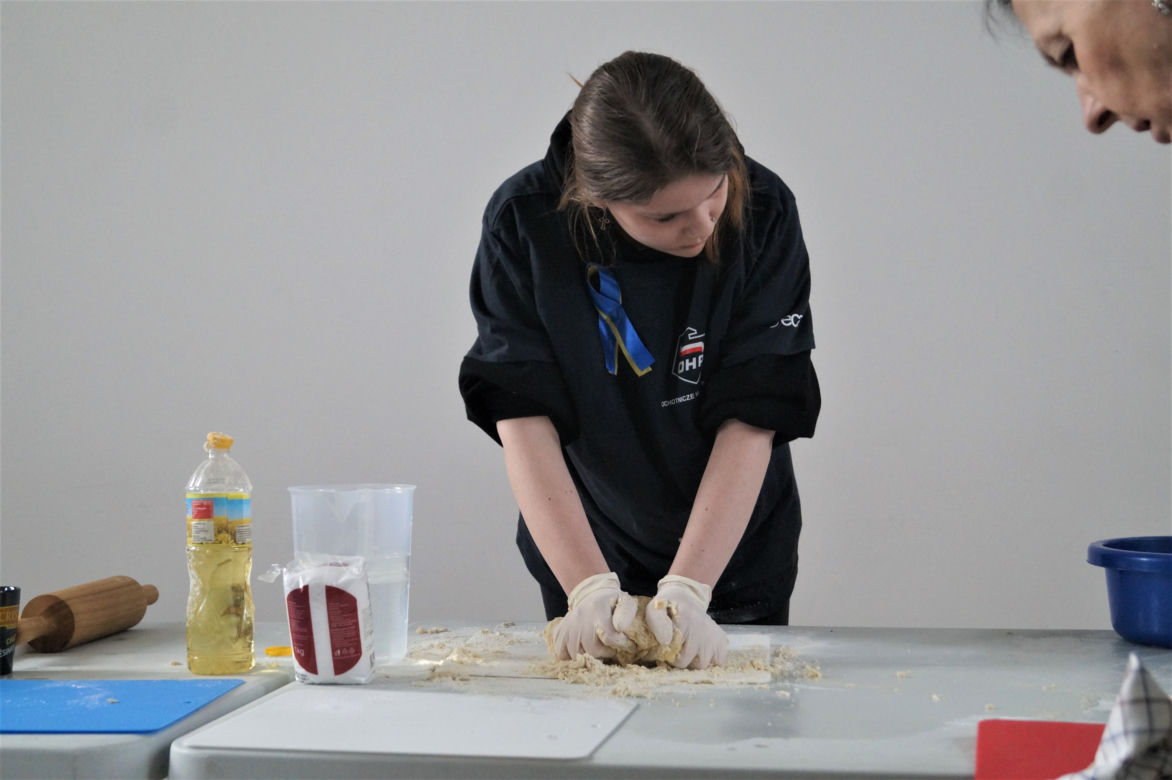 Lepią pierogi dla potrzebujących! Wyjątkowa akcja w bydgoskiej Bazylice
