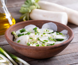 Surówka z białej rzodkwi daikon i szczypiorku: łatwa, pyszna, odżywcza