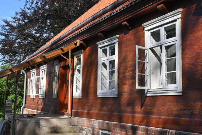Drewniany dom w Jazowej na Żuławach - zabytek z 1887 r. odzyskał blask po pożarze