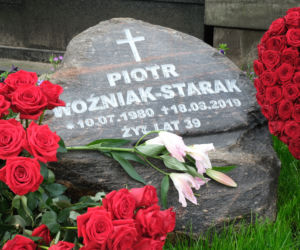 Dwa groby Piotra Woźniaka-Staraka