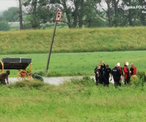 Zbudowali tratwę i wybrali się na rejs po Odrze. Omal nie zginęli. Uratowali ich policjanci [ZDJĘCIA]