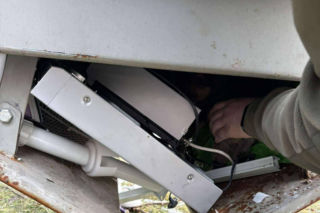 Doda cudem uniknęła śmierci! Właścicielka wyrzuciła ją do kontenera na elektrośmieci