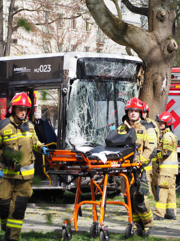 Autobus miejski wbił się w drzewo! Kilkanaście osób rannych