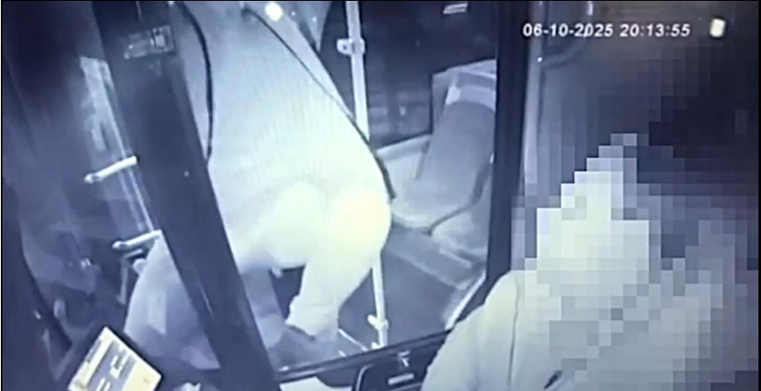 Furiat zaatakował kierowcę autobusu. Wszystko się nagrało, teraz szuka go policja