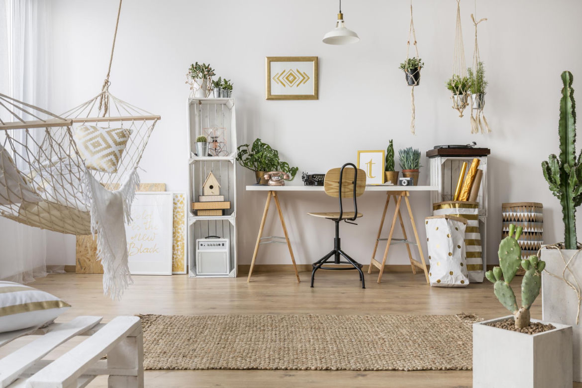 Miejsce do pracy urządzone w stylu boho 