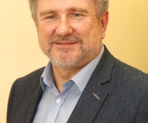 Kumple Suskiego zarabiają krocie jako europosłowie, a on mówi brukselski okupant