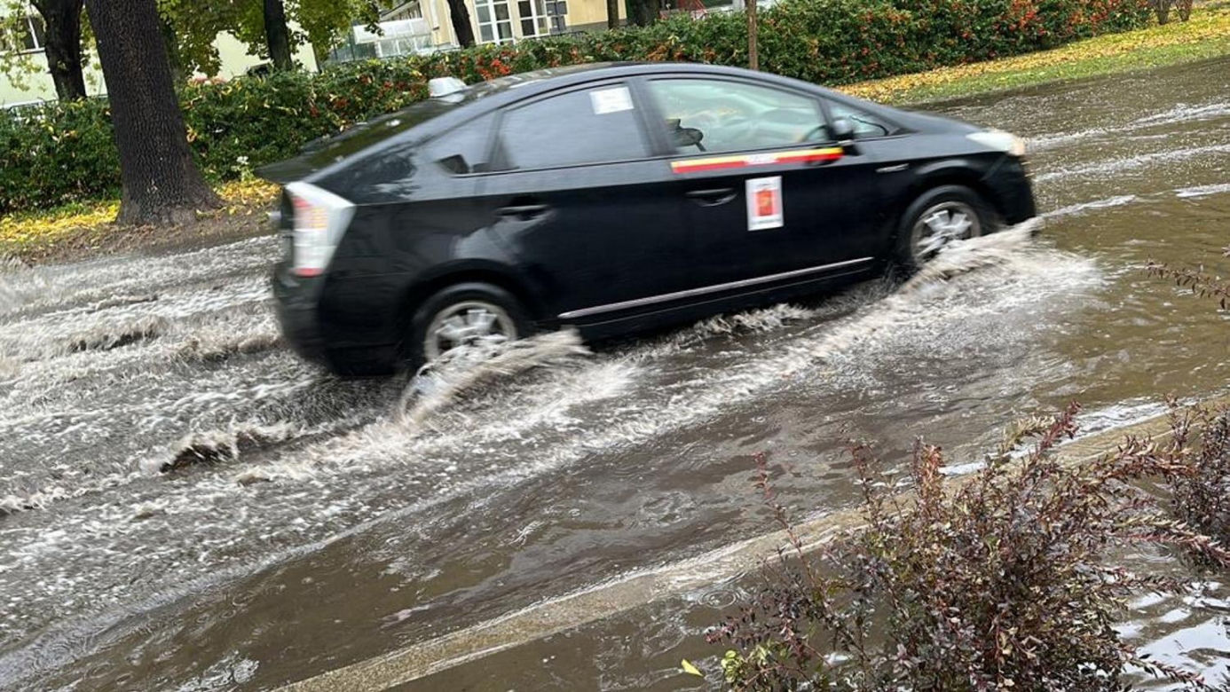 Pogodowy armagedon w Warszawie. Ulice jak rzeki, auta grzęzną w błocie