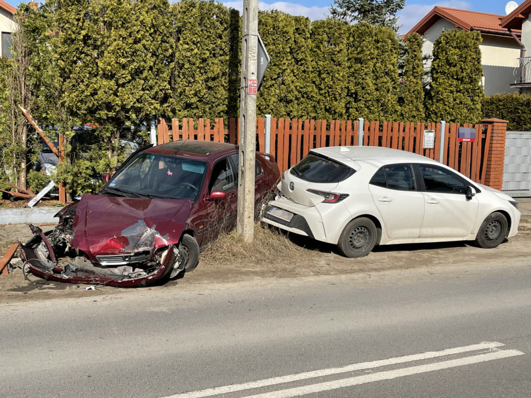 Kompletnie pijany rozbił dwa auta. Przyznał się, że wypił pół flaszki i wsiadł za kółko