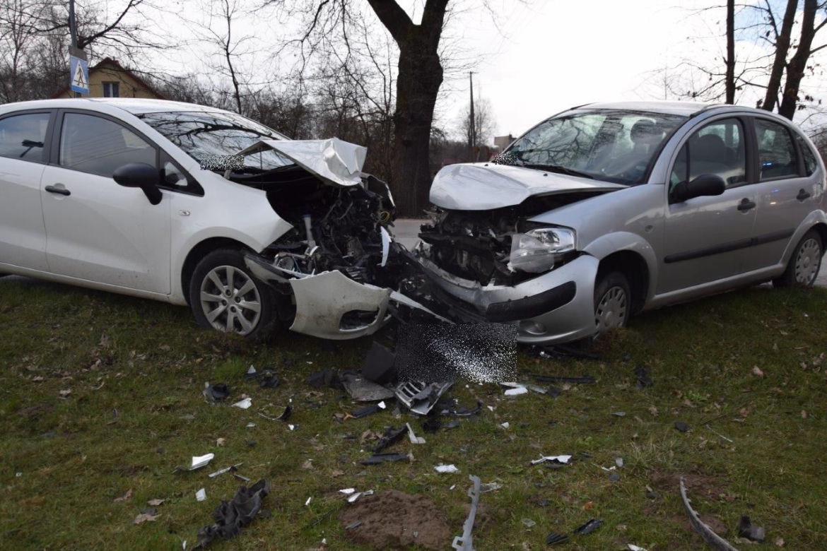 Dwa GROŹNE WYPADKI w powiecie tarnowskim. Rozbita szyba autobusu raniła pasażera 
