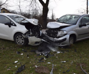 Dwa GROŹNE WYPADKI w powiecie tarnowskim. Rozbita szyba autobusu raniła pasażera 