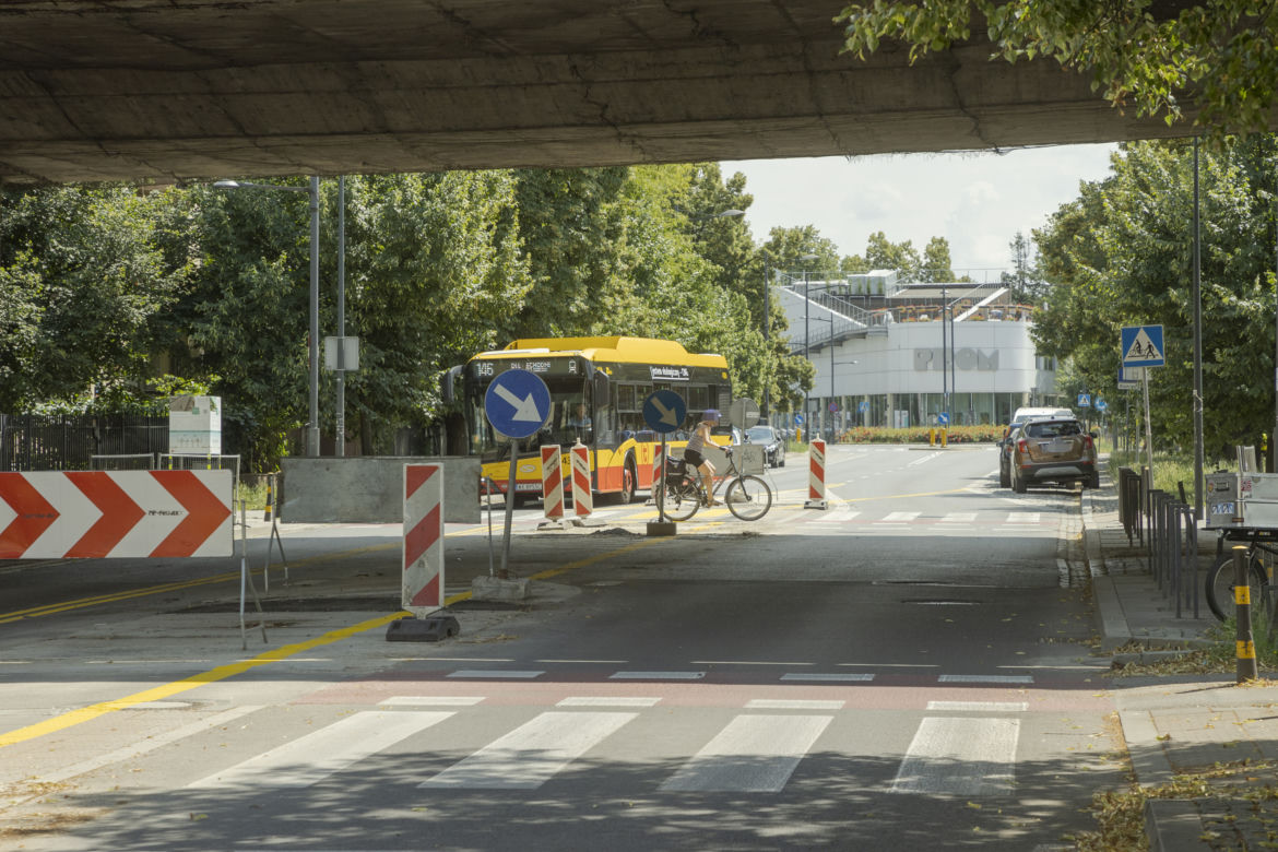 Droga rowerowa grozy przy Trasie Łazienkowskiej. Drogowcy nie chcą nic poprawiać 