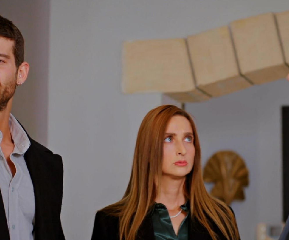 Cihan w czarnym płaszczu i Tahir w szarym garniturze, z Ilkay o rudych włosach, z zaskoczonym wyrazem twarzy, patrzą w lewo. Scena z serialu Miłość i nadzieja, gdzie Cihan ujawnia tajemnicę Tahira. Więcej o odcinkach znajdziesz na Super Seriale.