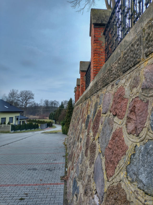 To najpiękniejsze miasteczko województwa łódzkiego. Leży nad jedną z najdłuższych rzek w Polsce