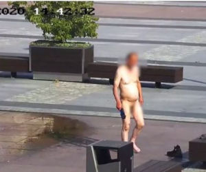 Kąpał się nago w fontannie w centrum Szczecinka