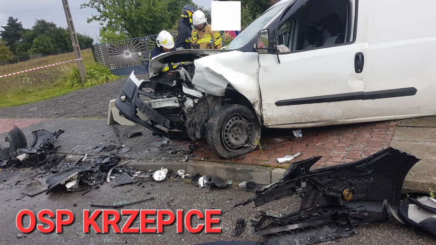 Zderzenie czołowe samochodu osobowego i dostawczego fiata. Trzy osoby trafiły do szpitala