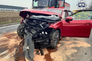 Czołowe zderzenie na Śląsku. Na miejsce wezwano śmigłowiec LPR