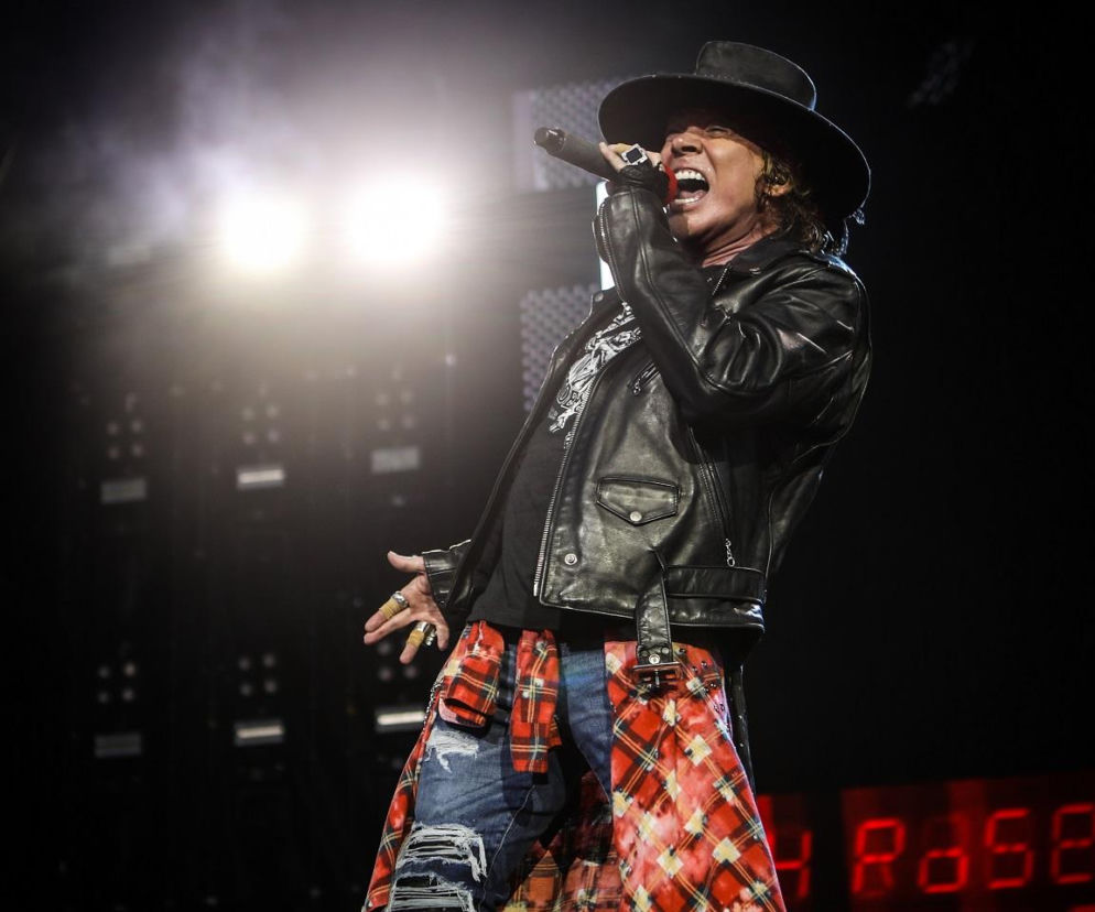 Axl Rose śpiewa na scenie w skórzanej kurtce i kapeluszu. O pożegnaniu ukochanego kota przeczytasz na EskaRock.