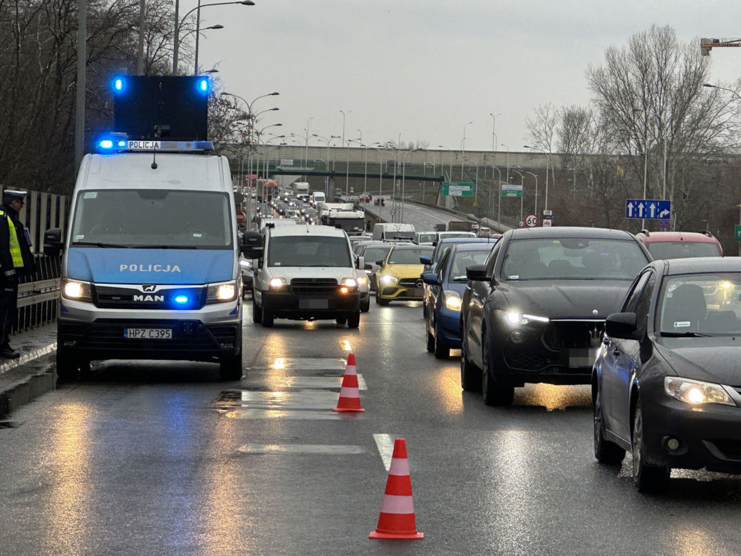 Katastrofa na Wisłostradzie! Samochodowe domino zakończyło się potrąceniem dwóch osób! 