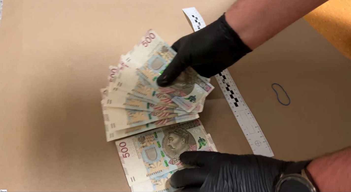 Warszawa. Senior z Mokotowa chciał pomóc "policjantom". Wyniósł przed blok 650 tysięcy złotych w reklamówce  