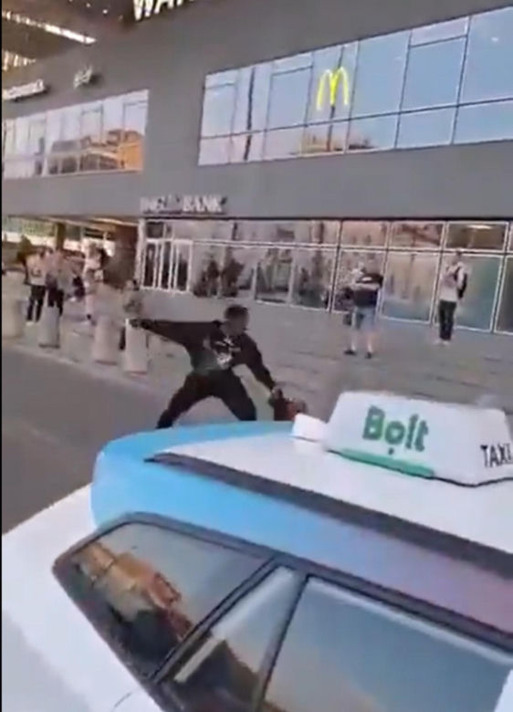 Brutalna bójka na Dworcu Centralnym w Warszawie. Wszystko widać na nagraniu