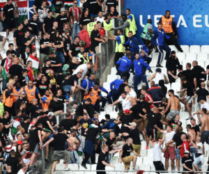 Zadyma kibiców na Euro 2016 podczas meczu Węgier z Islandią