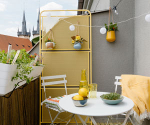 Mały balkon w bloku lub kamienicy z kolorem żółtym