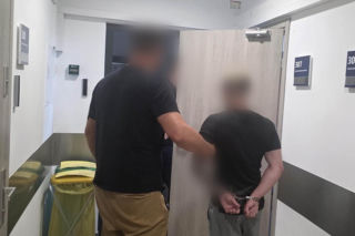Ukradli złoto i odjechali Mercedesem. Skończyli za kratkami