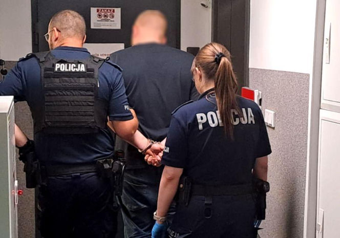 Pijany 28-latek zaatakował przypadkowych ludzi na ulicy. Groził bronią i dusił